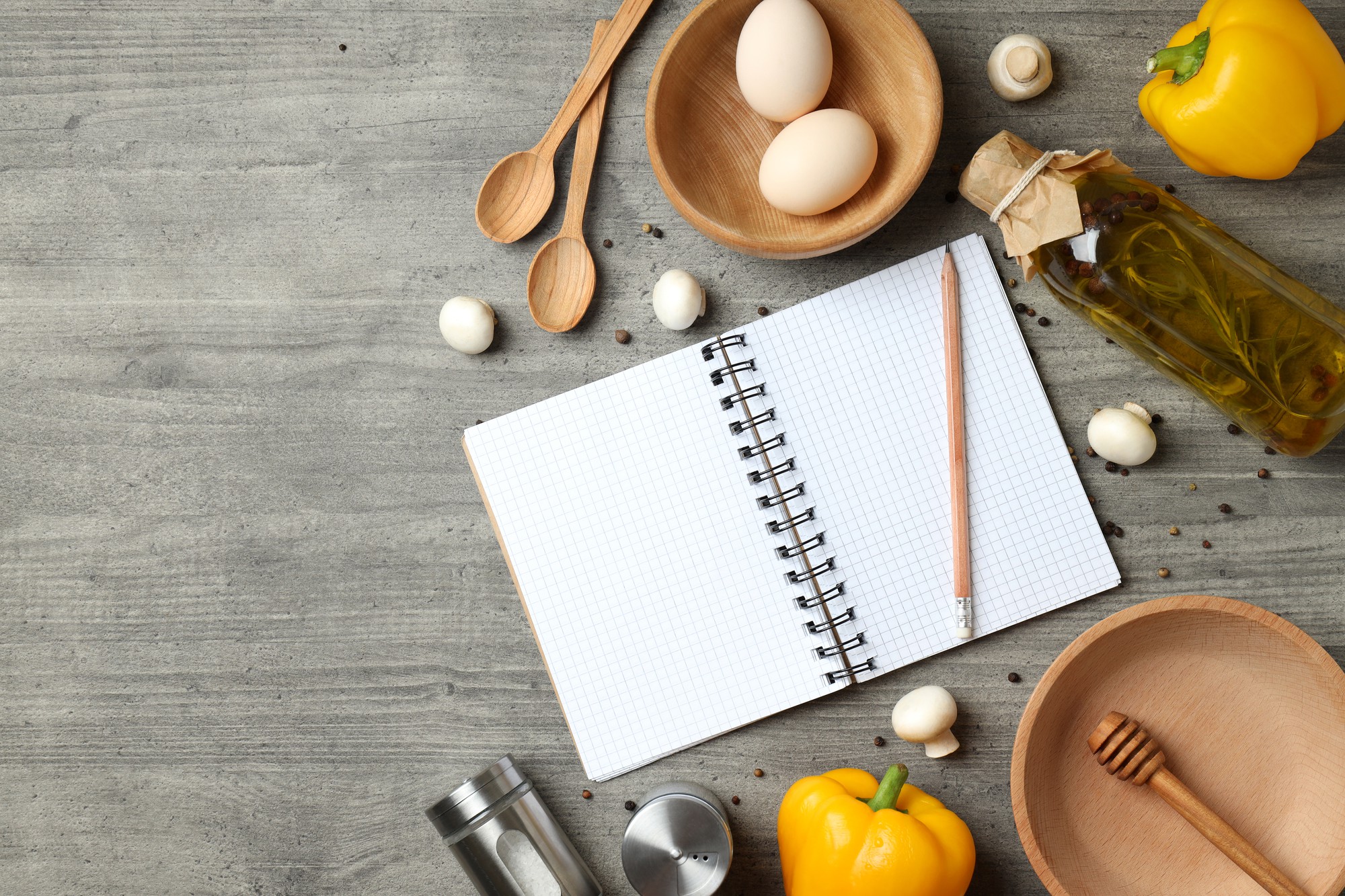 Set di utensili e appunti di ricette su carta